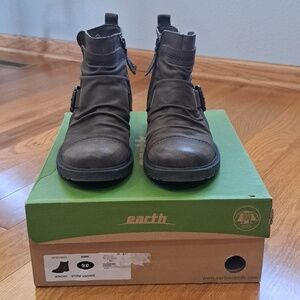 Earth Stone Vintage Ankle Boots - Gray Brown